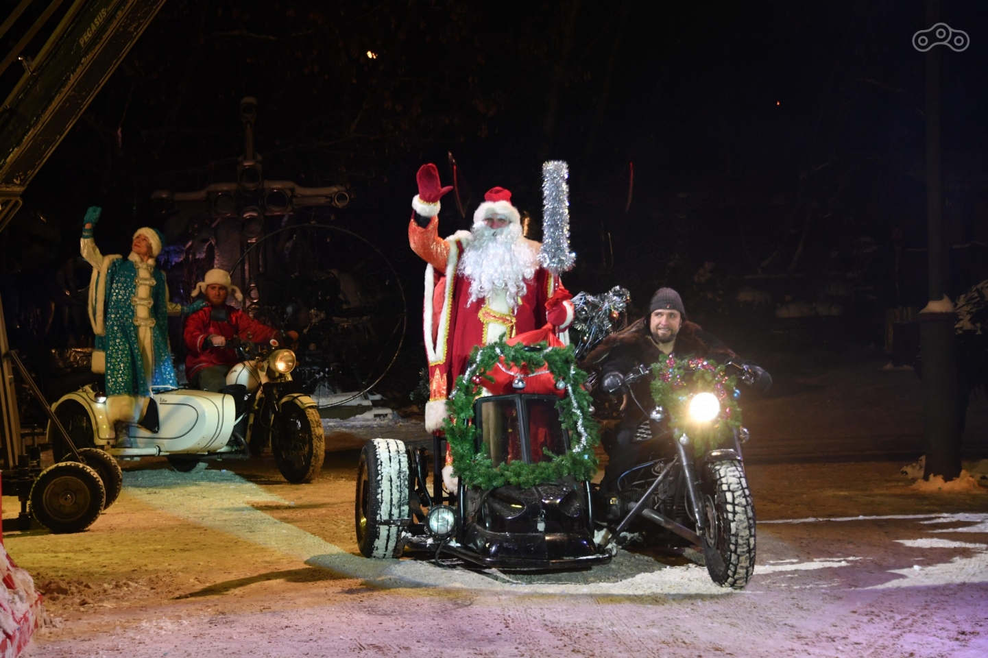 «Ночные волки», как и многие российские байкеры, поддерживают новогодние традиции. Фото: GLP