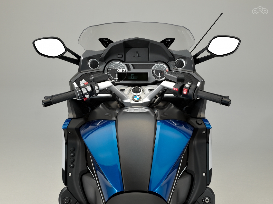 «Задний ход» активируется кнопкой на левой рукояти, а кнопка SOS расположилась на правом пульте