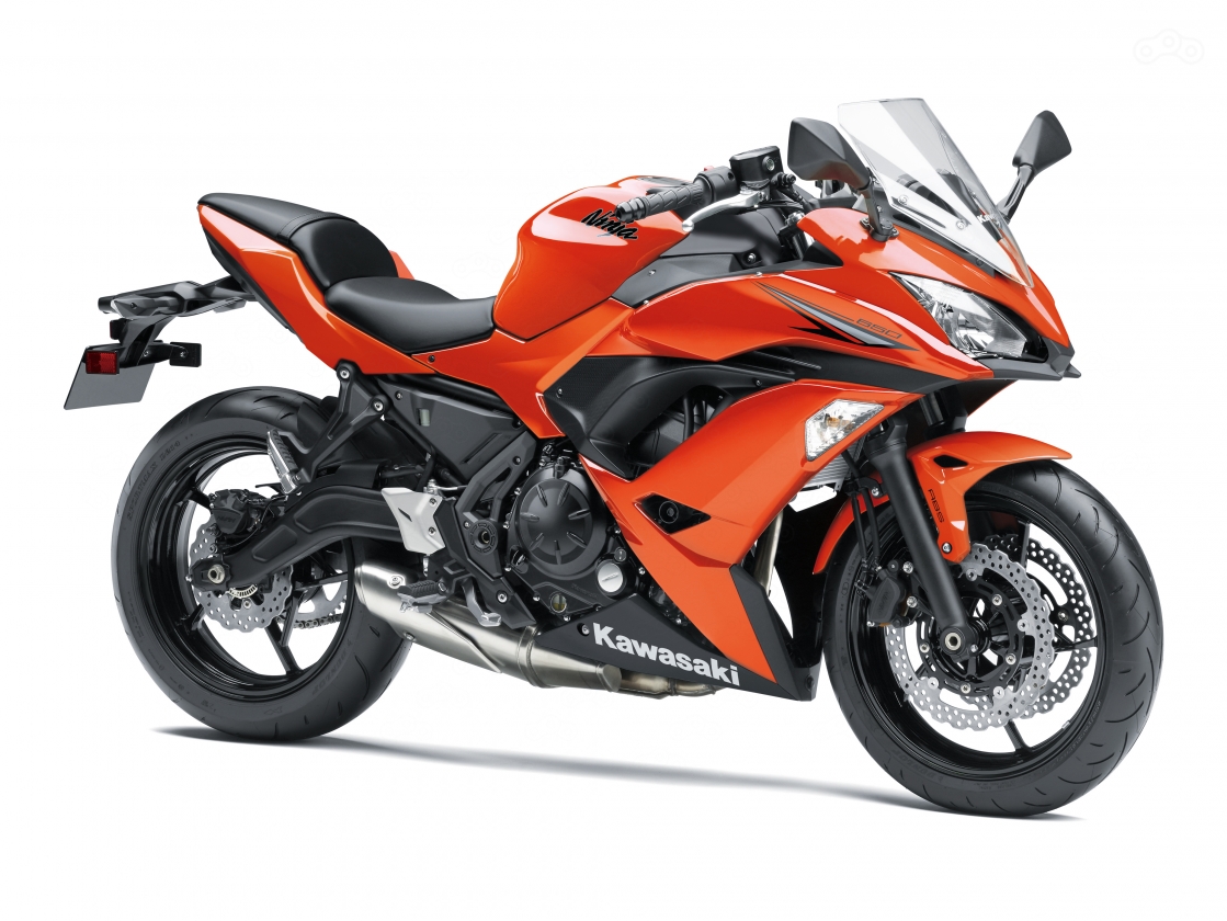 Мотоцикл будет доступен в трех цветовых решениях: белый металлик, чёрно-оранжевый металлик и чёрно-зелёный лайм