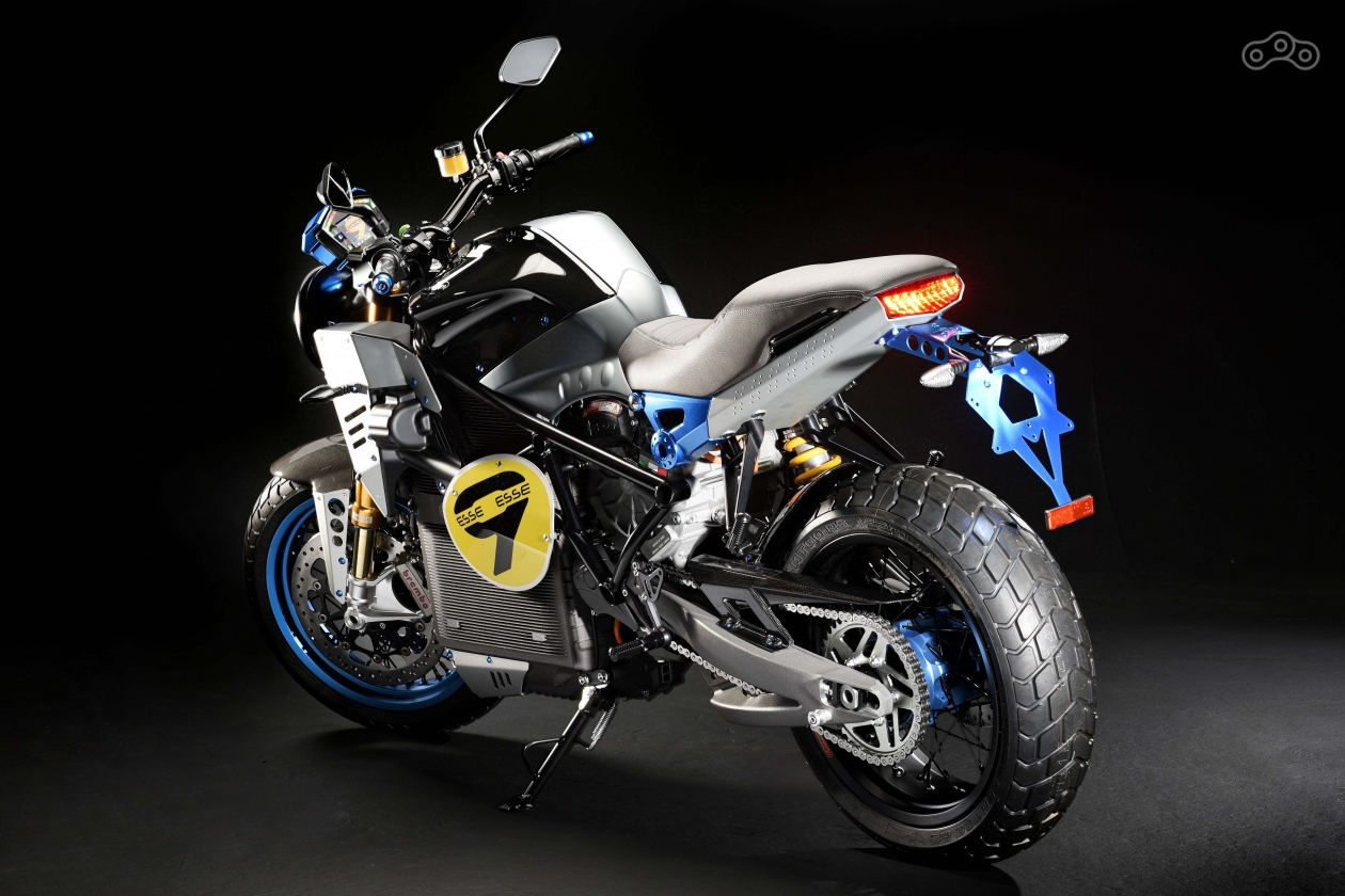 Там где у обычного мотоцикла находится ДВС, у Esse Esse 9 расположился объёмный аккумулятор