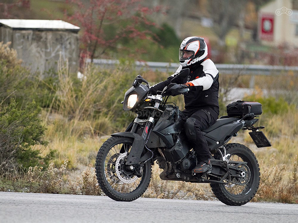 Высокий дорожный просвет и внедорожная размерность резины – главные козыри нового KTM 790