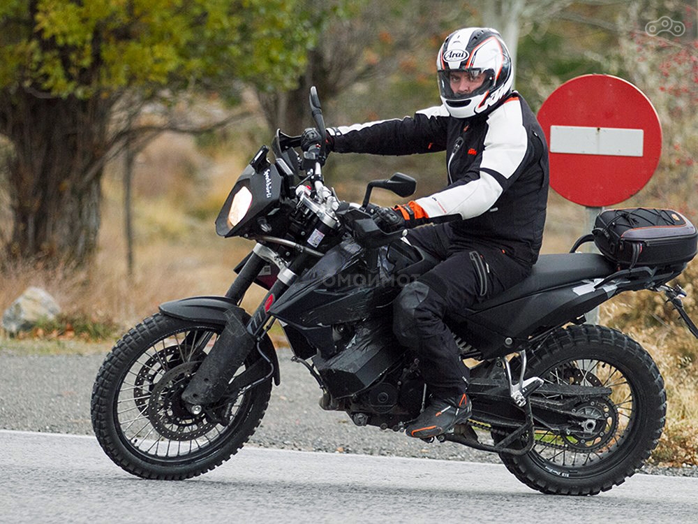 Переднюю LED-оптику разработали специально для 790 Adventure, а заднюю – позаимствовали у существующих моделей