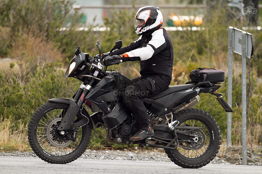 Просторное сиденье и высокий руль формирует прямую расслабленную посадку