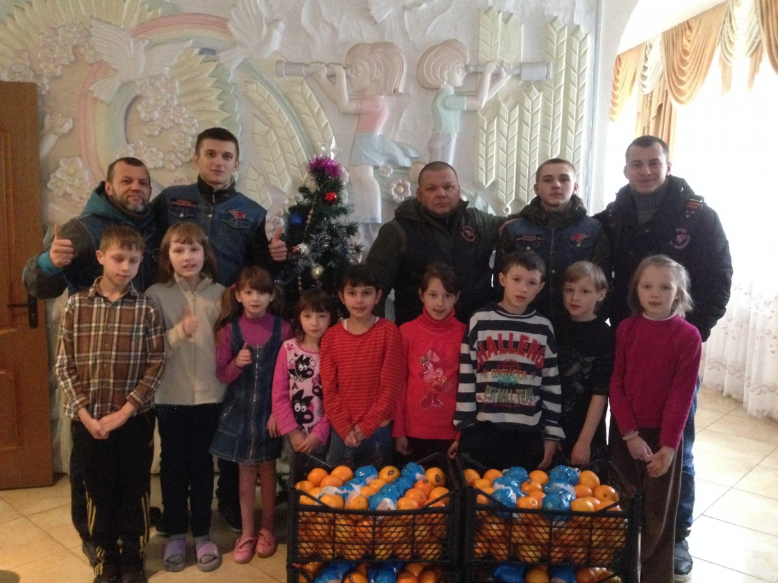Члены клуба «Ночные Волки Луганск» с воспитанниками Детского дома №1