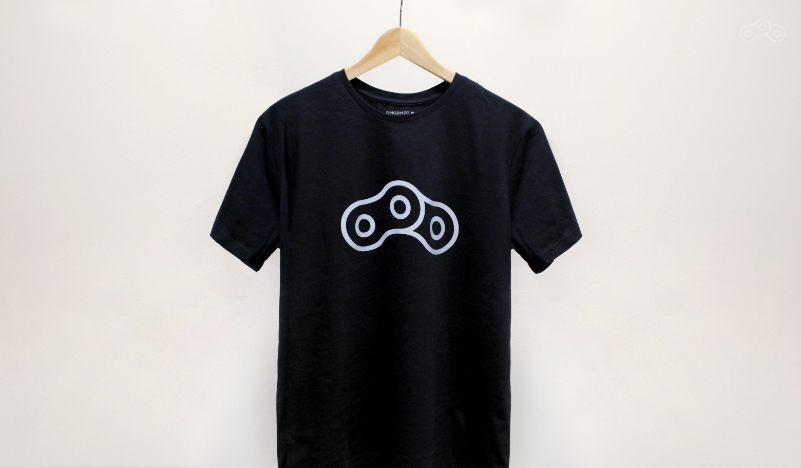 Футболка повышает безопасность при прогулках по ночной дороге, засвечивает снимки папарацци и добавляет +10 к стилю.