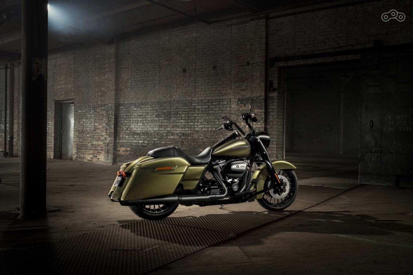 Все металлические детали окрашены матовой ч]рной краской – никакого хрома