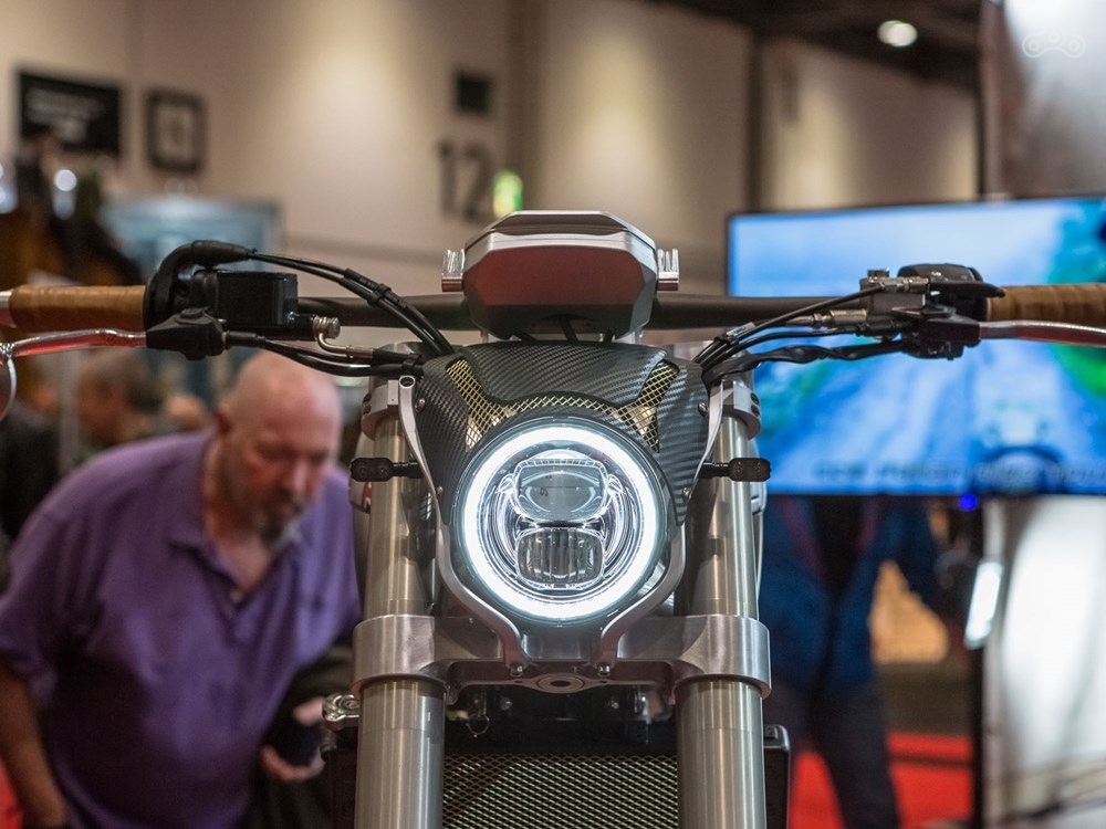 Минималистичная головная оптика использует LED-технологию