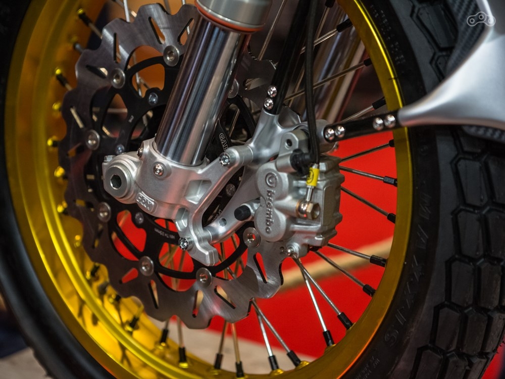 Создатели не поскупились на качественные комплектующие: для шасси используются компоненты Brembo и WP