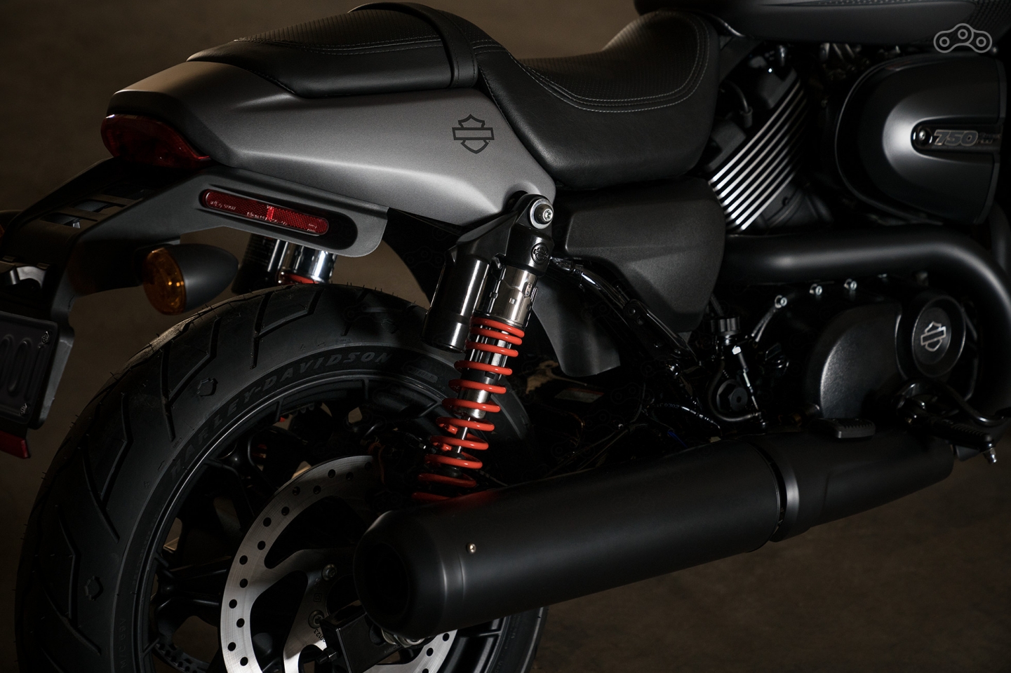 Сзади установлены новые амортизаторы с выносными резервуарами