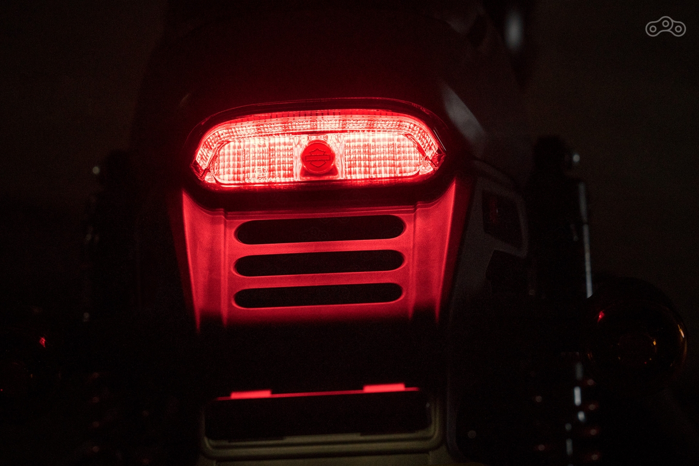 Задний фонарь оснастили светодиодным стоп-сигналом