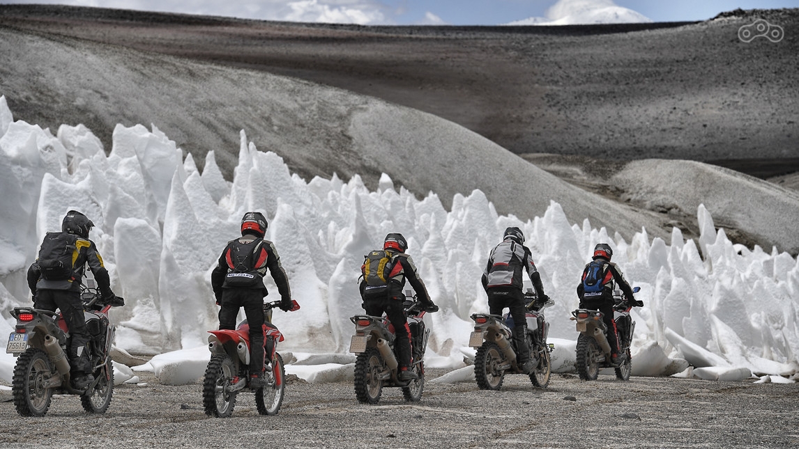 Совместная экспедиция Honda и Metzeler к вершине вулкана Охос-дель-Саладо на мотоциклах Honda Africa Twin CRF1000L 2017