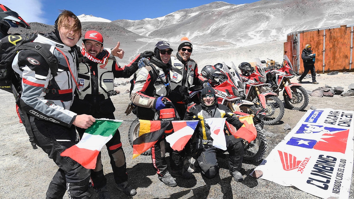 Совместная экспедиция Honda и Metzeler к вершине вулкана Охос-дель-Саладо на мотоциклах Honda Africa Twin CRF1000L 2017