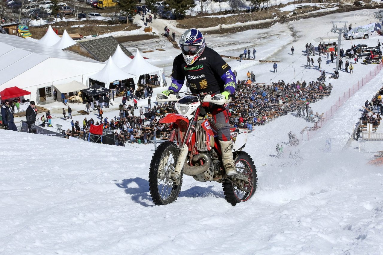 Участник гонок на фестивале Harley & Snow 2017