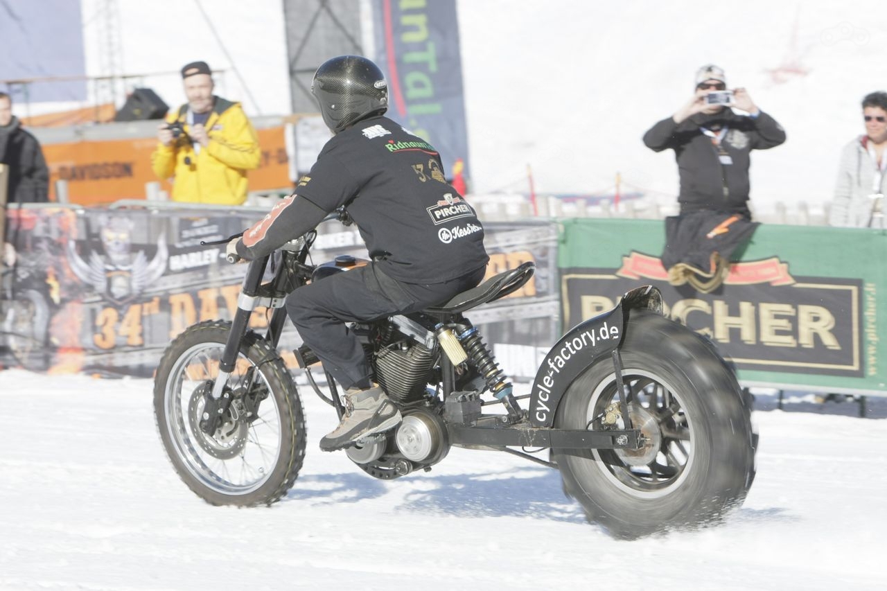 Мотоцикл Harley-Davidson, построенный специально для участия в гонках Harley & Snow