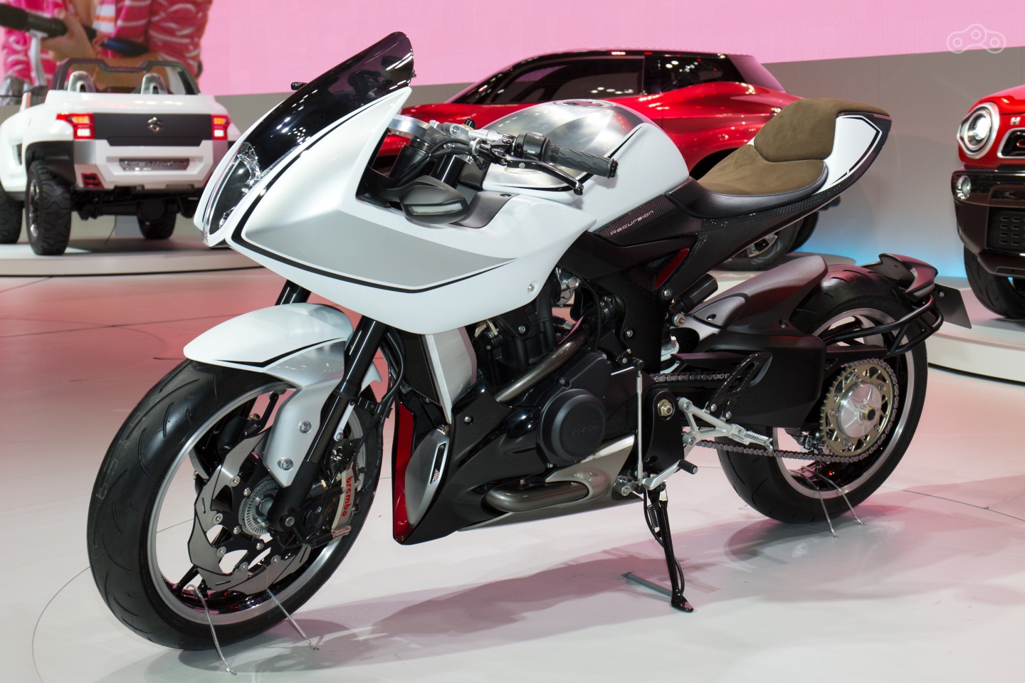 Концепт мотоцикла с наддувом Suzuki Recursion, представленный на Токийском автосалоне в 2013 году.