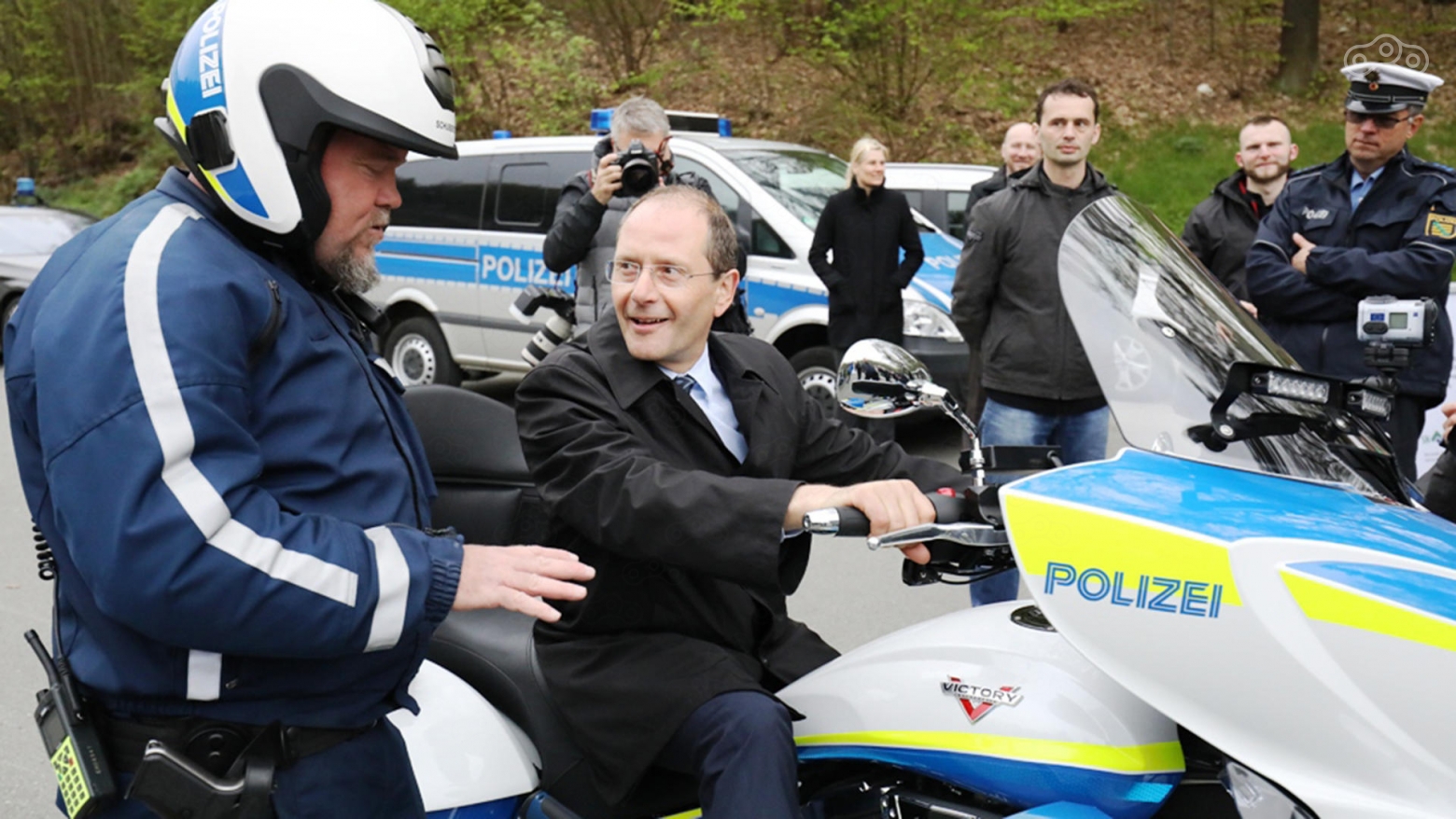 Полицейский офицер рассказывает министру МВД Саксонии Маркусу Ульбигу об особенностях новой техники