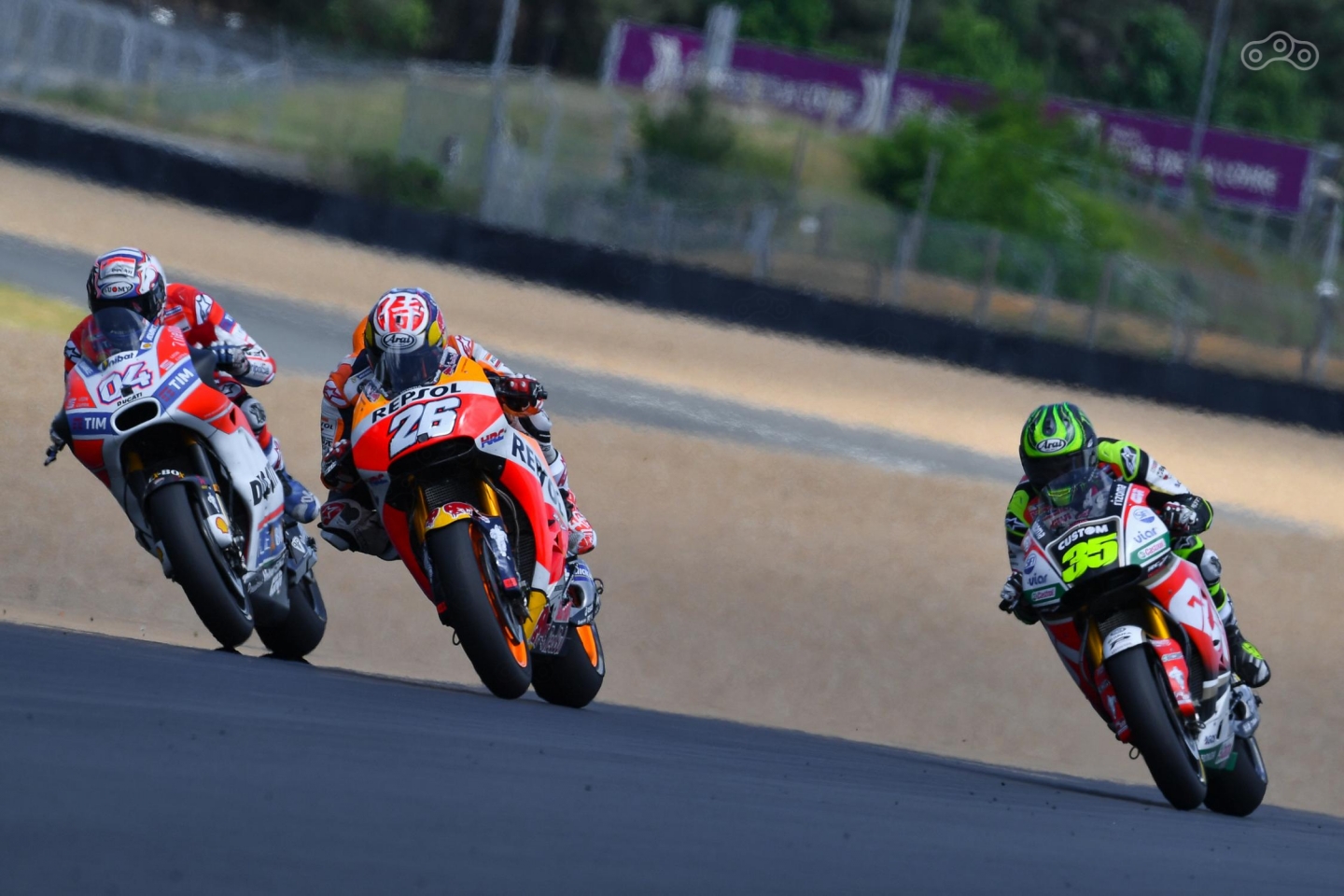 Андреа Довизиозо, Дани Педроса и Кэл Кратчлоу в борьбе за место на подиуме пятого этапа гонок MotoGP 2017