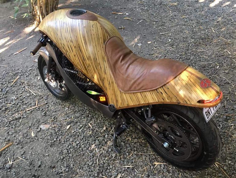 По словам создателей, необычное сидение байка повторяет формы конской сбруи