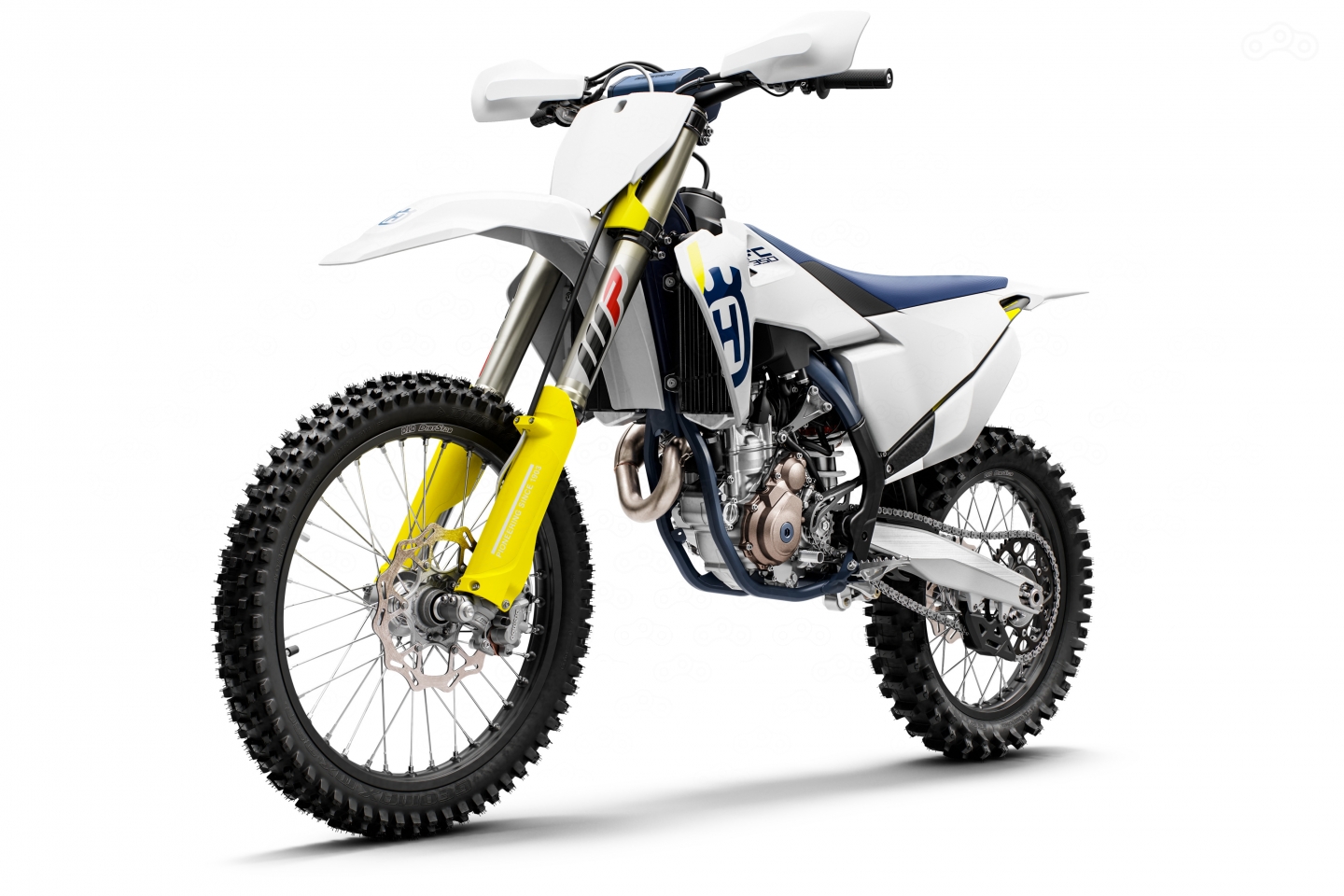 Husqvarna TC250, как и прочие модели новой генерации, снабдили новым остовом и пластиком новой формы и расцветки