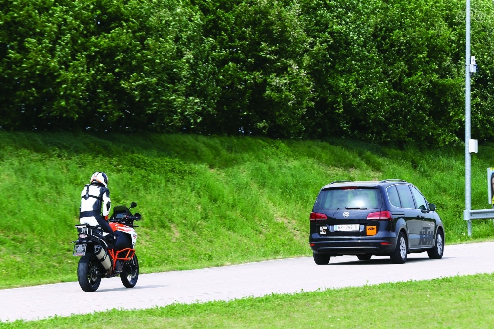 Джеральд Матчл, вице-президент KTM R&D, демонстрирует возможности новых систем на дороге