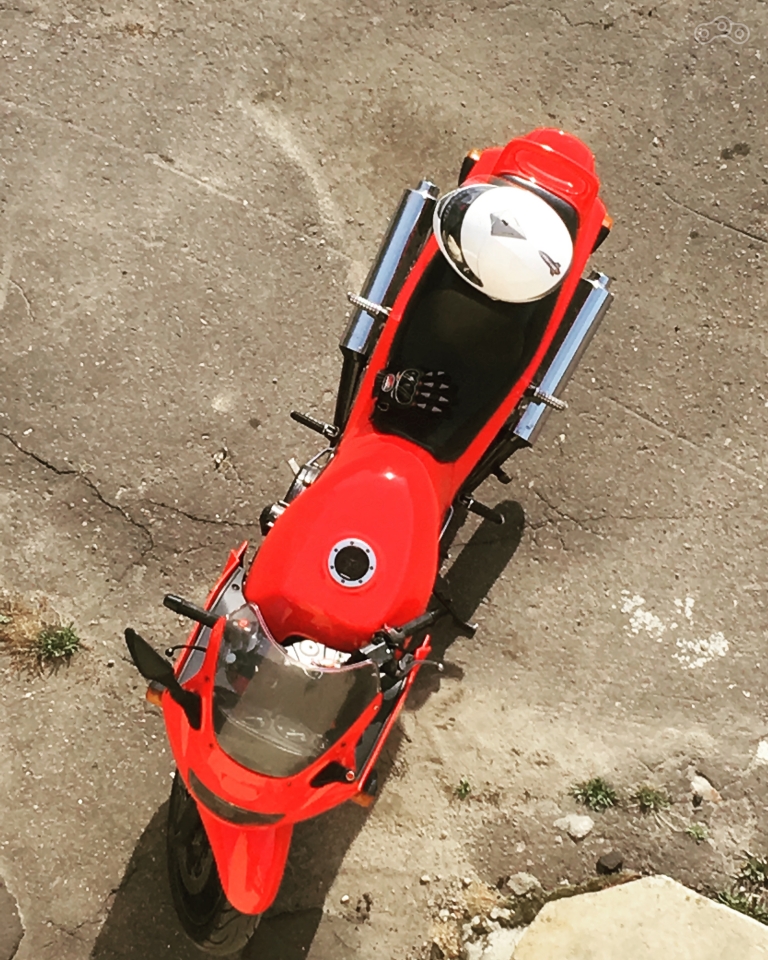 Сезон открыл. Перекрашивать прошлые косяки не стал, очень уж хотелось кататься. Из текущих замечаний, нужно заменить подшипники рулевой, немного отладить карбы ( есть небольшой затуп) , и есть незначительная течь из под правого банжо болта масляного радиатора ( ремонтировался левый ) Ну а в общем, мотоцикл бодрый, комфортный. Излишне тяжеловат в городе, на трассе же просто корабль. Удобная крейсерская до 140 км/ч. Ограничитель снимать не стал, срабатывает на 200км/ч.