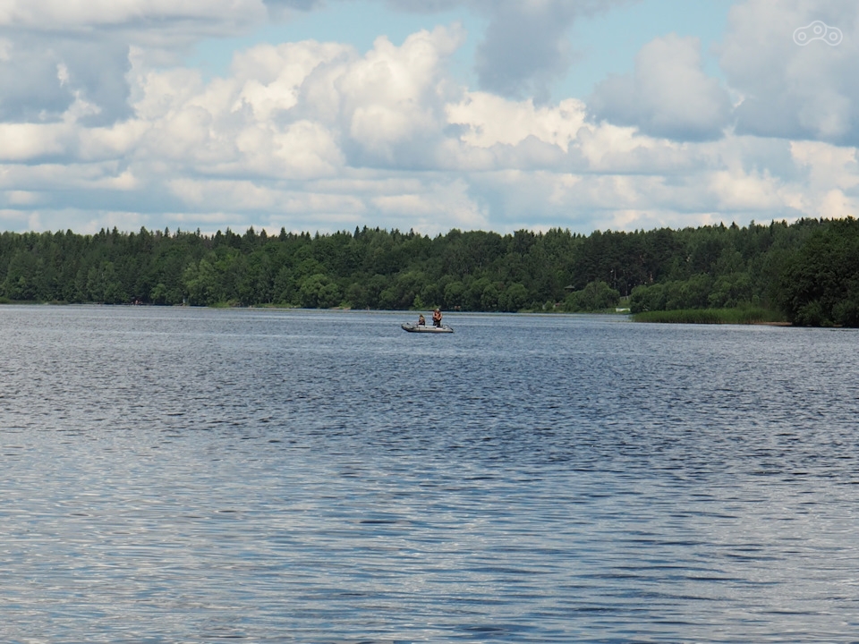 Первое фото сделано вот где то там