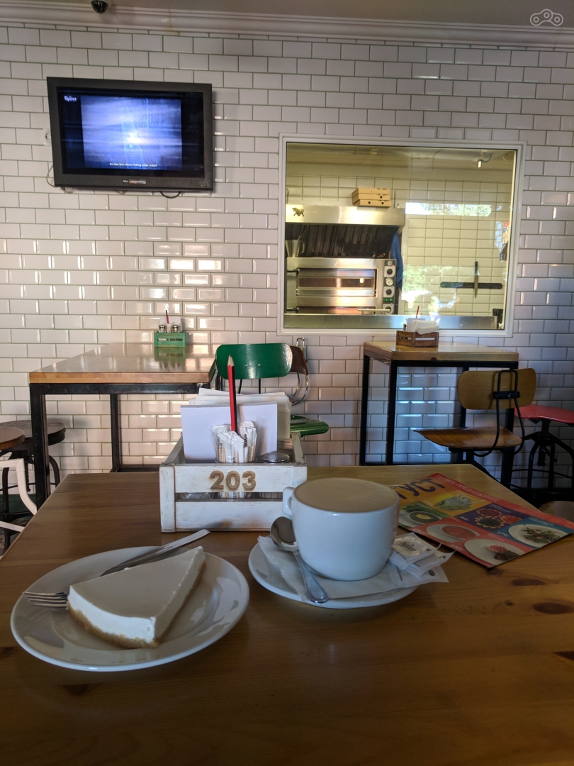 А в этом окошке делали мой бургер. Вкусный, ага