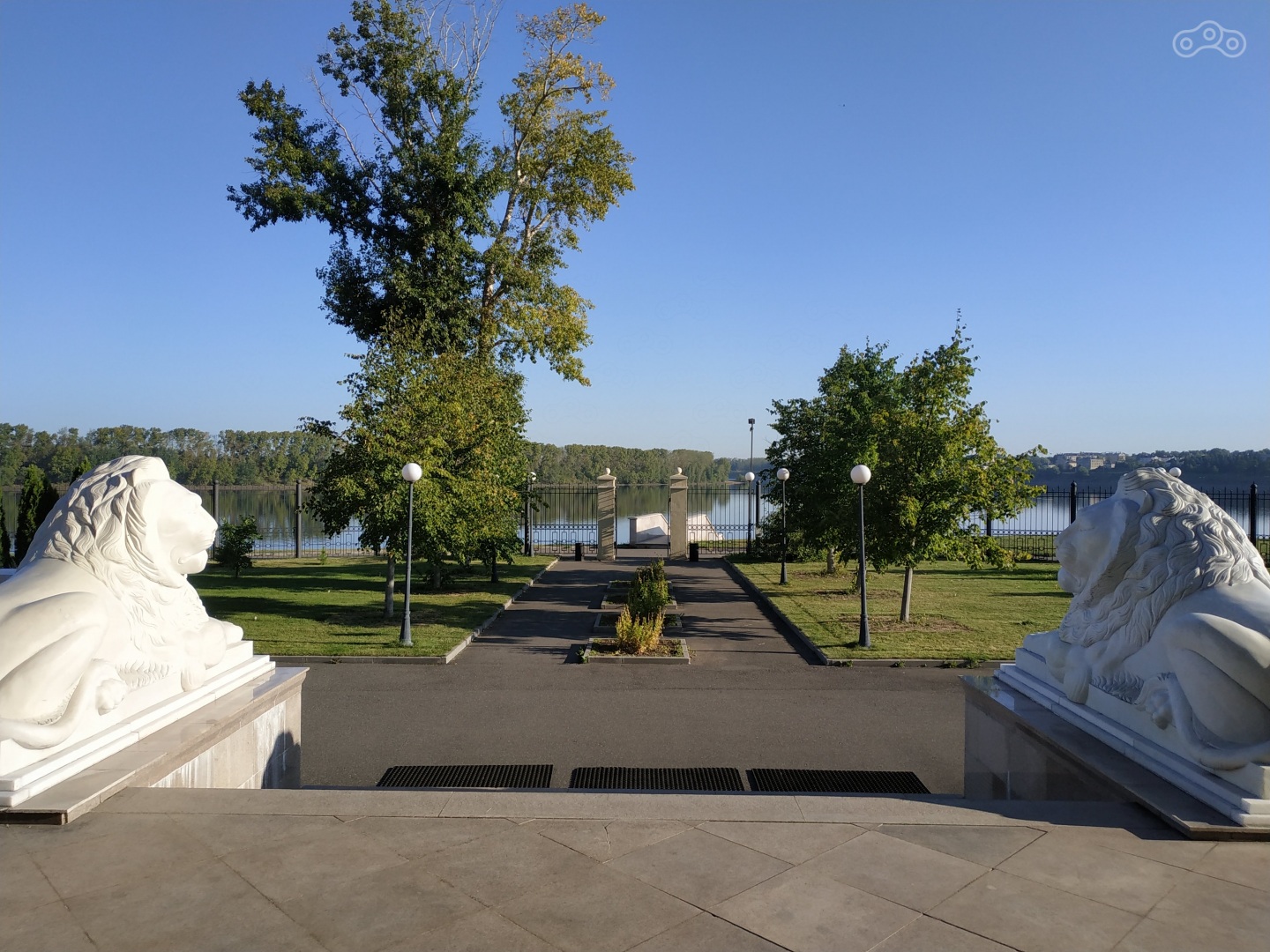 Вид с парадного крыльца на набережну р. Волга