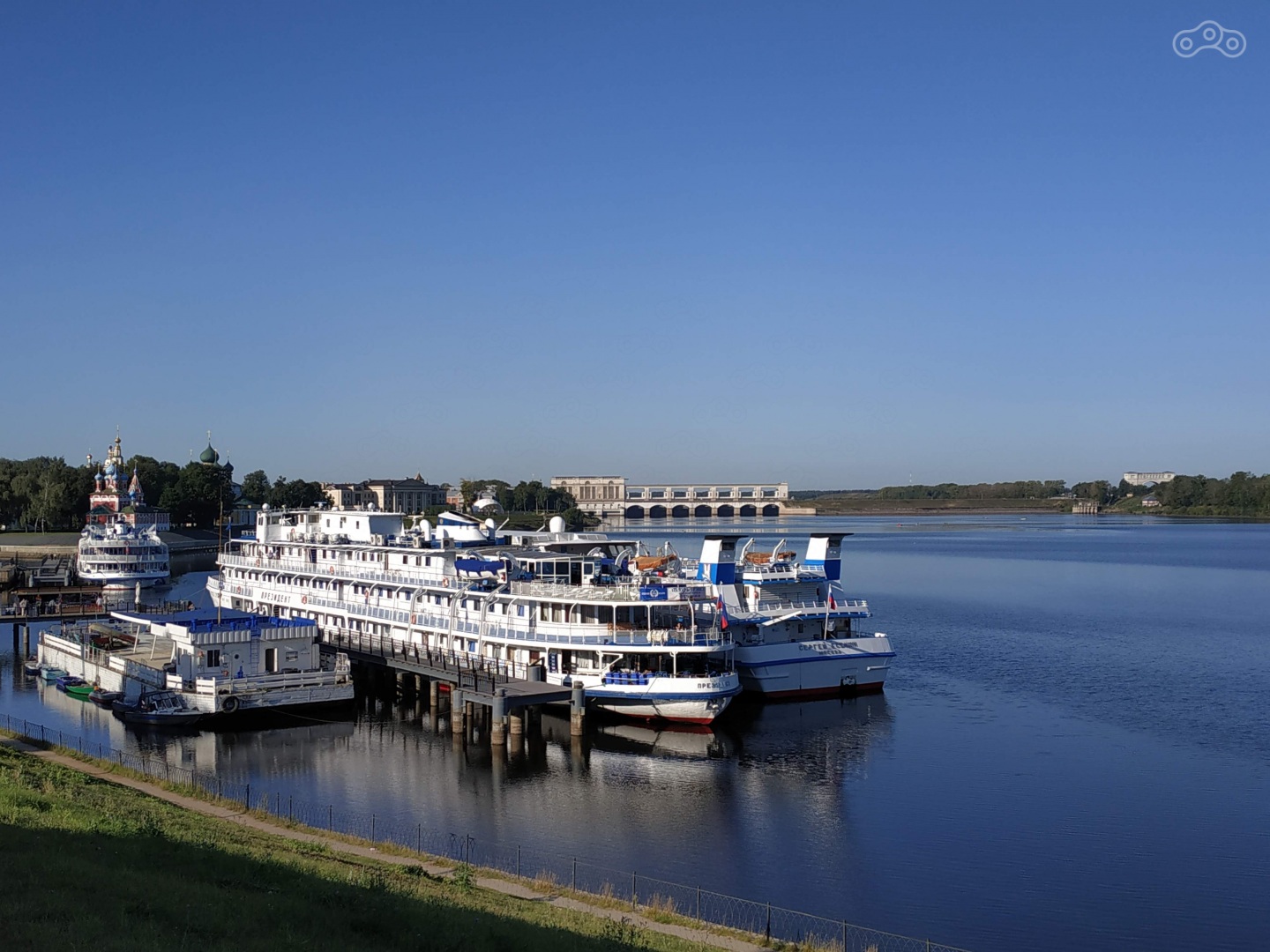 На дальшем плане плотина.