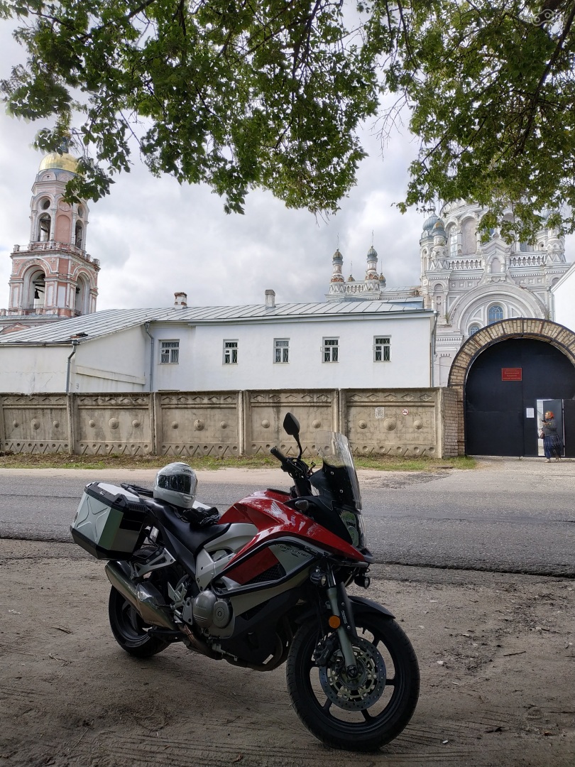 VFR800X на форе Казанского женского монастыря.