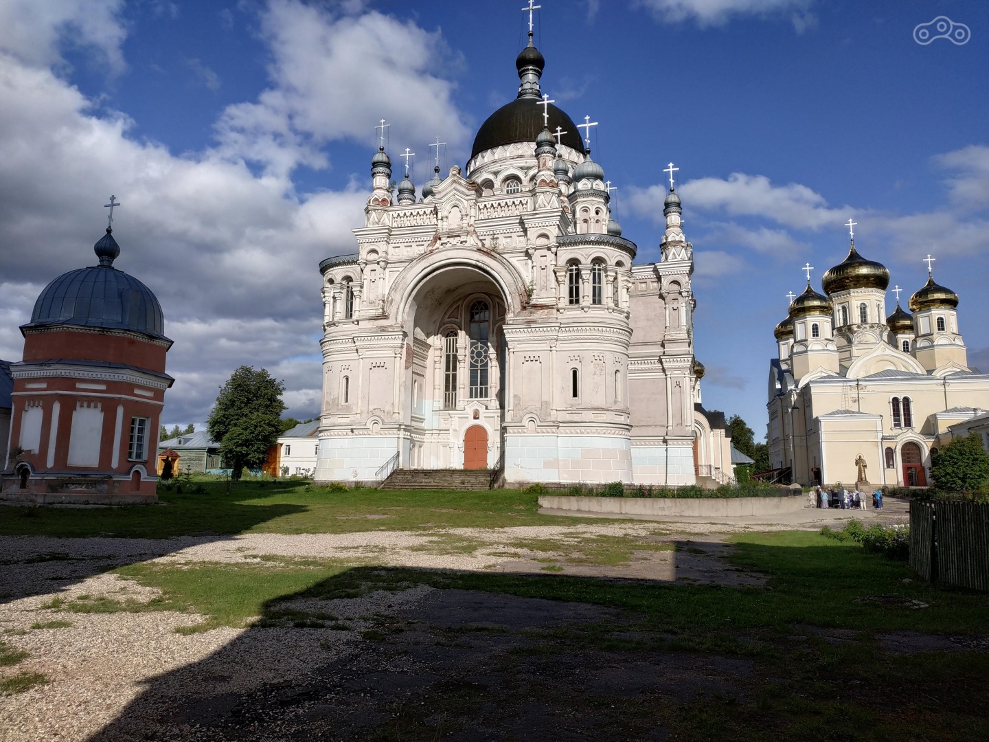 Общий вид с территории монастыря.