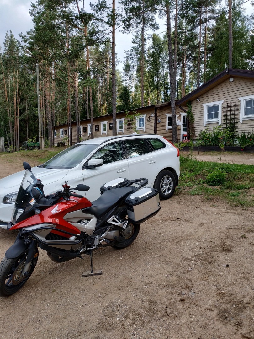 общая парковка, на заднем фоне музей.