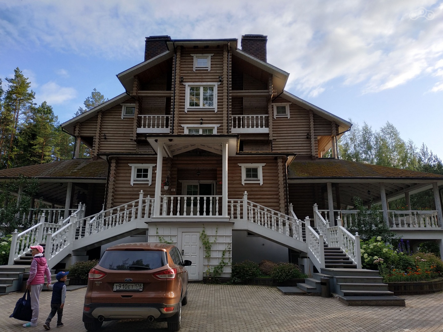 на первом этаже терема отличный ресторан, на 2 и 3 номера. Все из дерева.