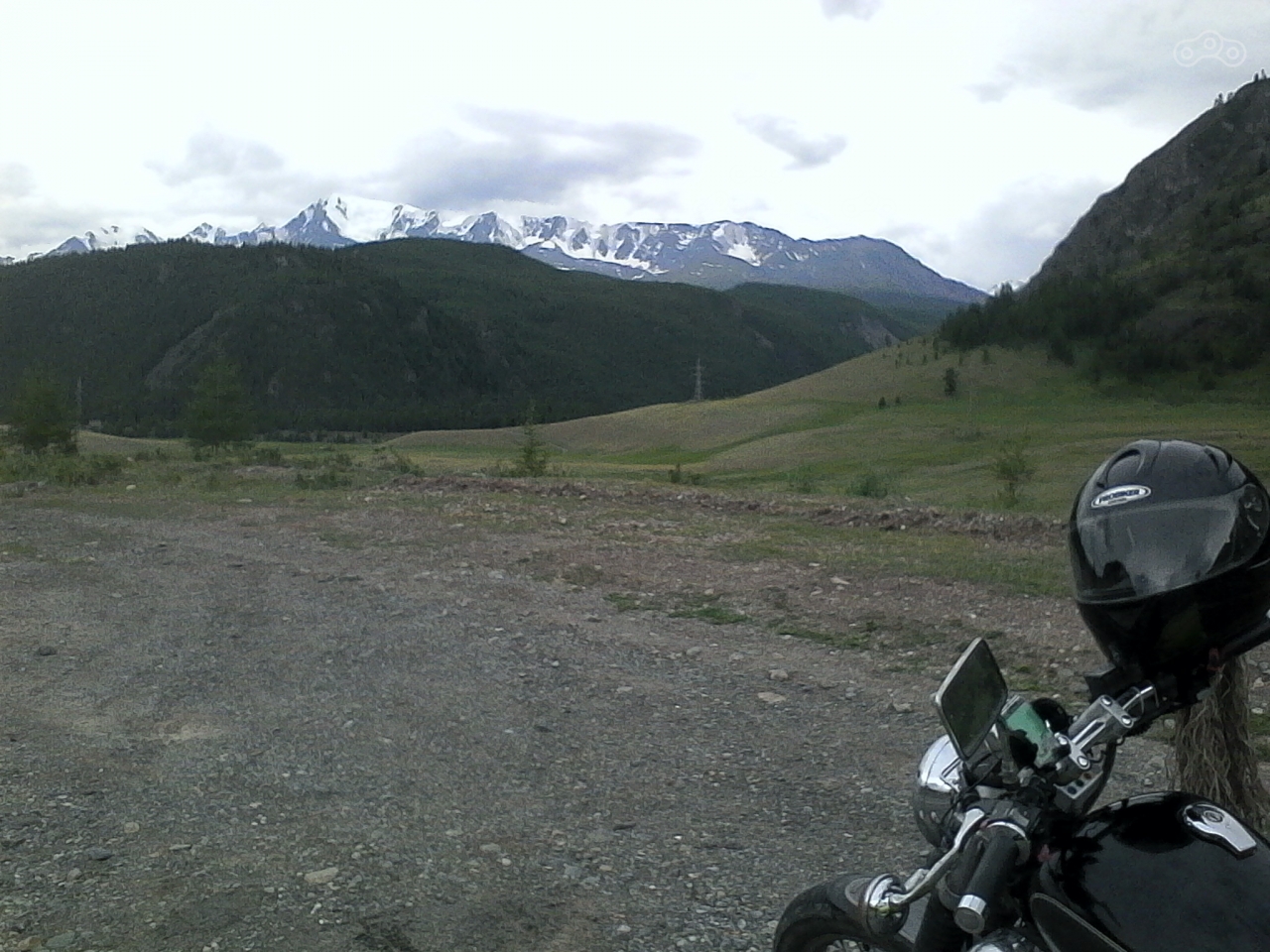 Заснеженные вершины приковывают взгляд.