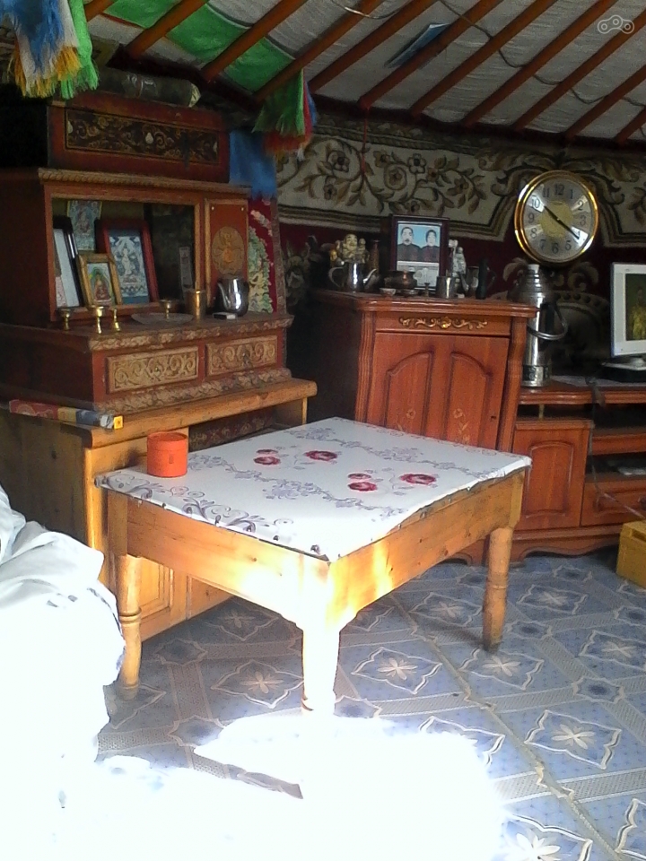 Нехитрая мебель расставлена по кругу.