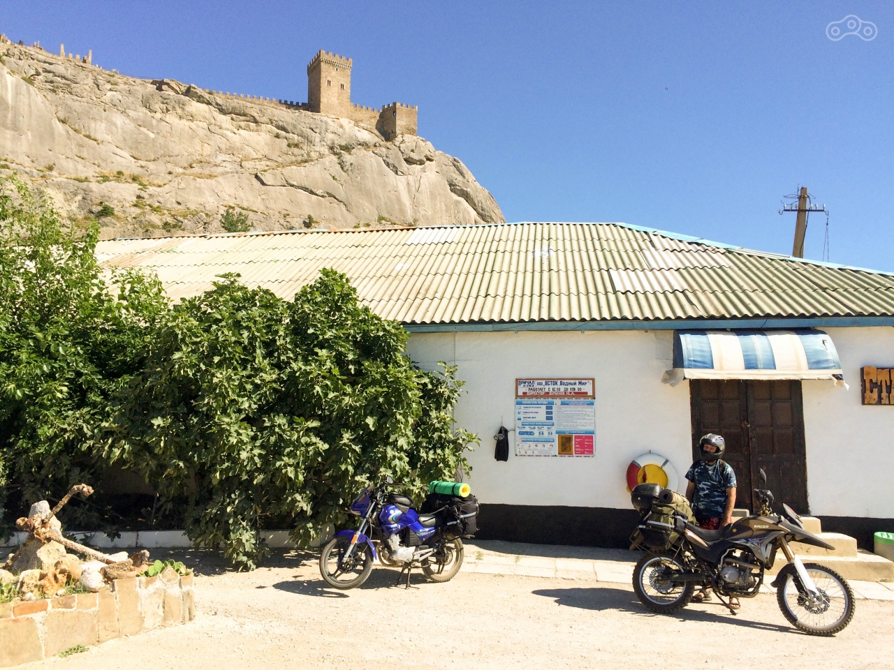 прокат каяков прям под Судакской крепостью