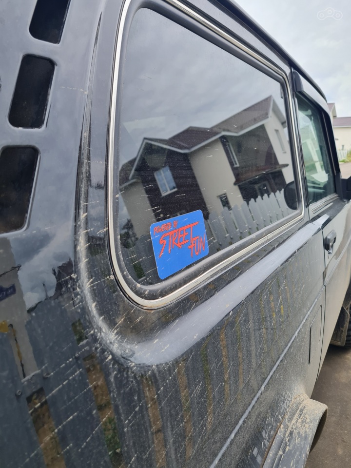 В комплекте прислали наклейку. Но для мотоцикла она показалась слишком большой. Налепил на свою четырёхколёсную ласточку